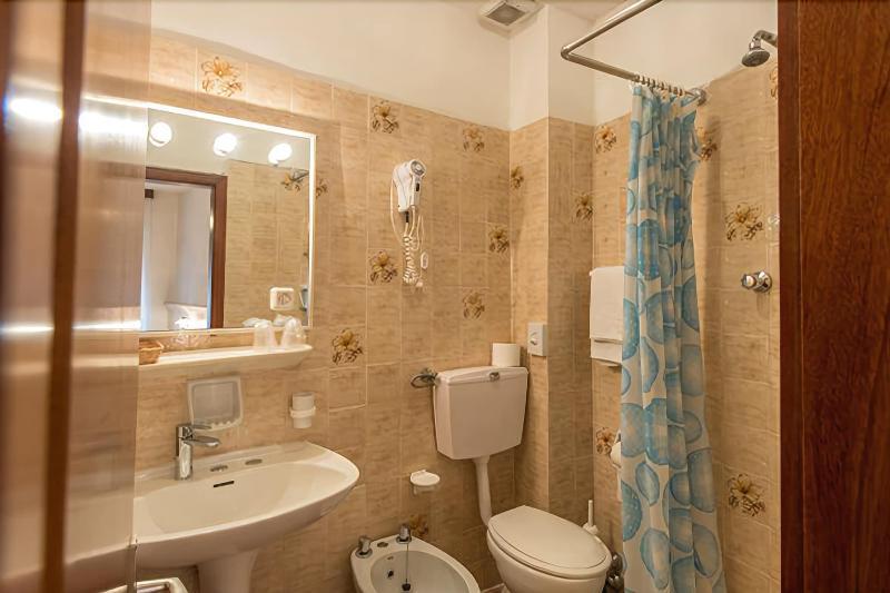 Albergo Antica Rosa Levico Terme Exterior photo